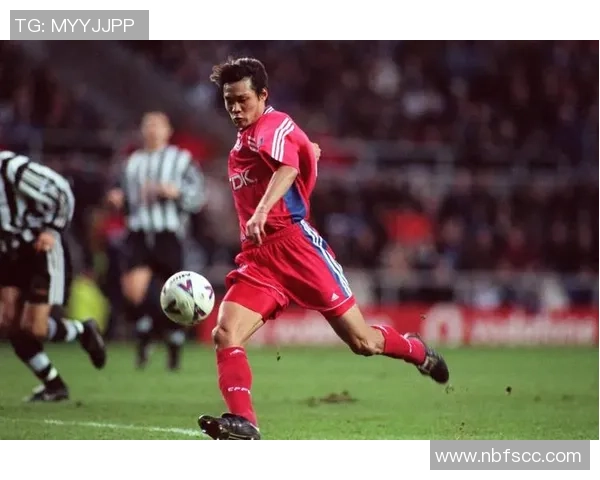 闭眼专注瞬间 足球巨星展现内心力量与沉静魅力